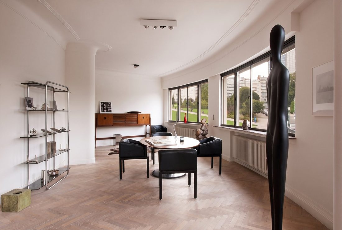 Pièce courbe, table et sculpture