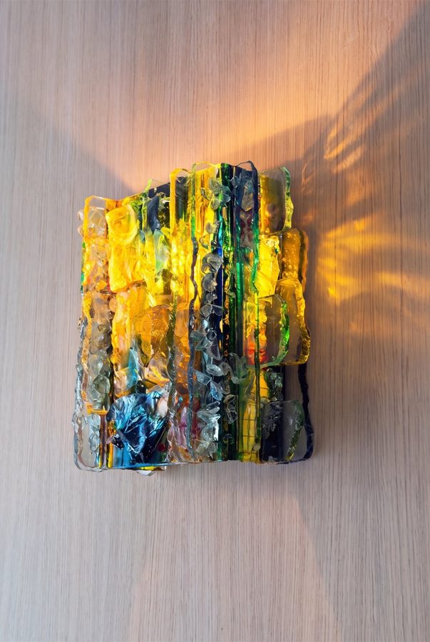 Applique en verre coloré allumée