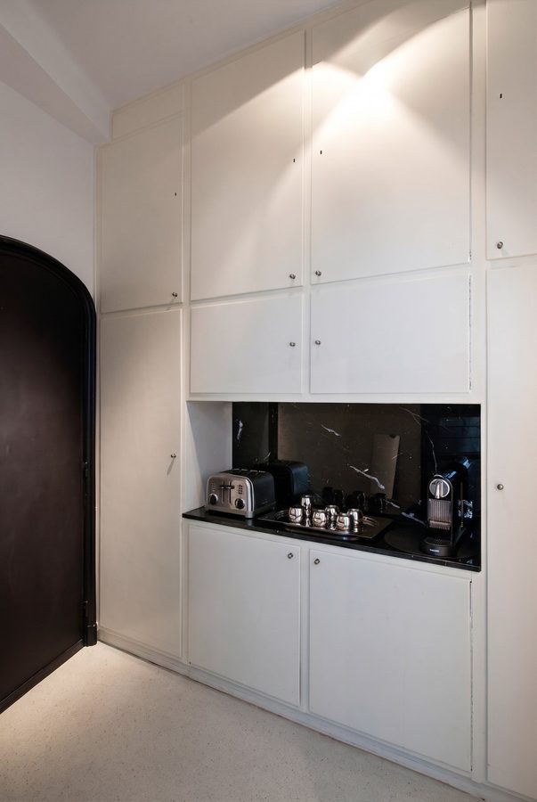 Rangements blancs, niche en marbre noir