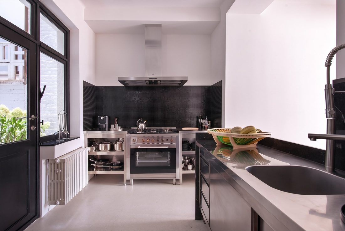 Cuisine, évier et piano inox