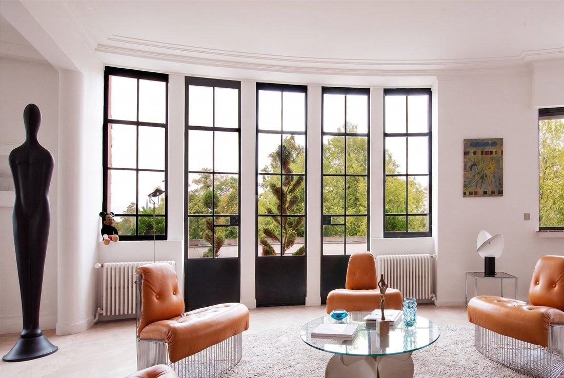 Hautes baies, sculpture et fauteuils