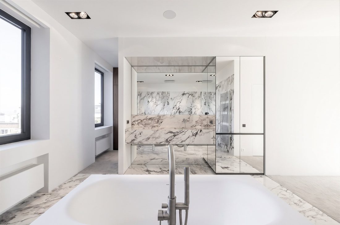 Baignoire et douche vitrée en marbre