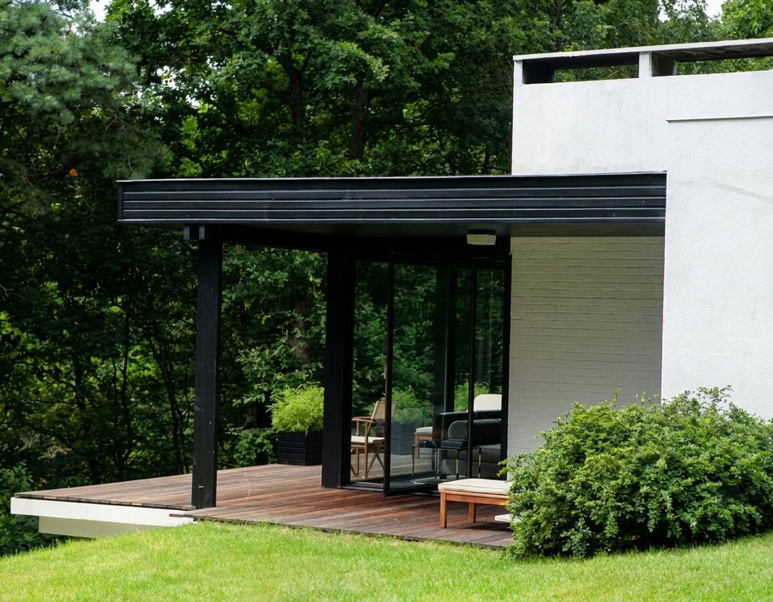 La villa et sa terrasse en bois dans les arbres