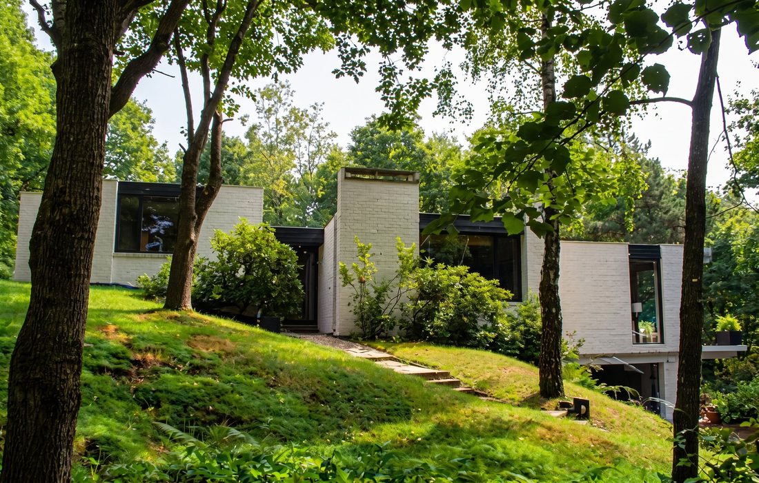 La maison vue du jardin en pente