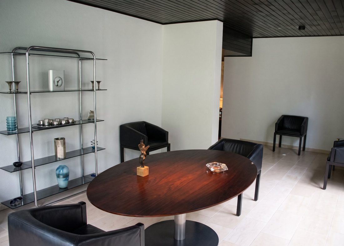 Table ovale et étagère en métal
