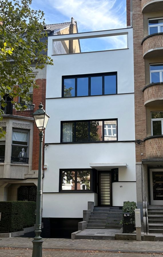 Façade blanche de la maison
