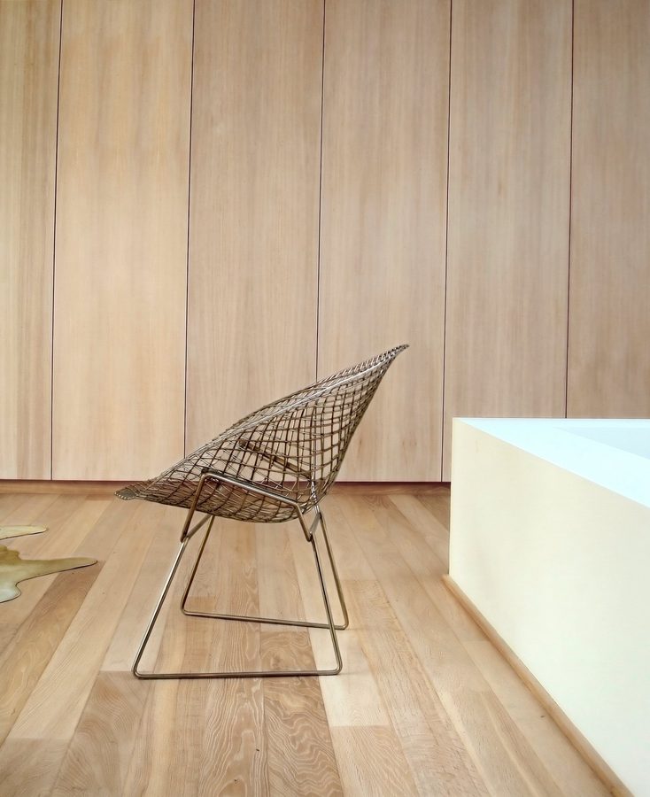 Chaise Bertoia, murs en chêne blanchi