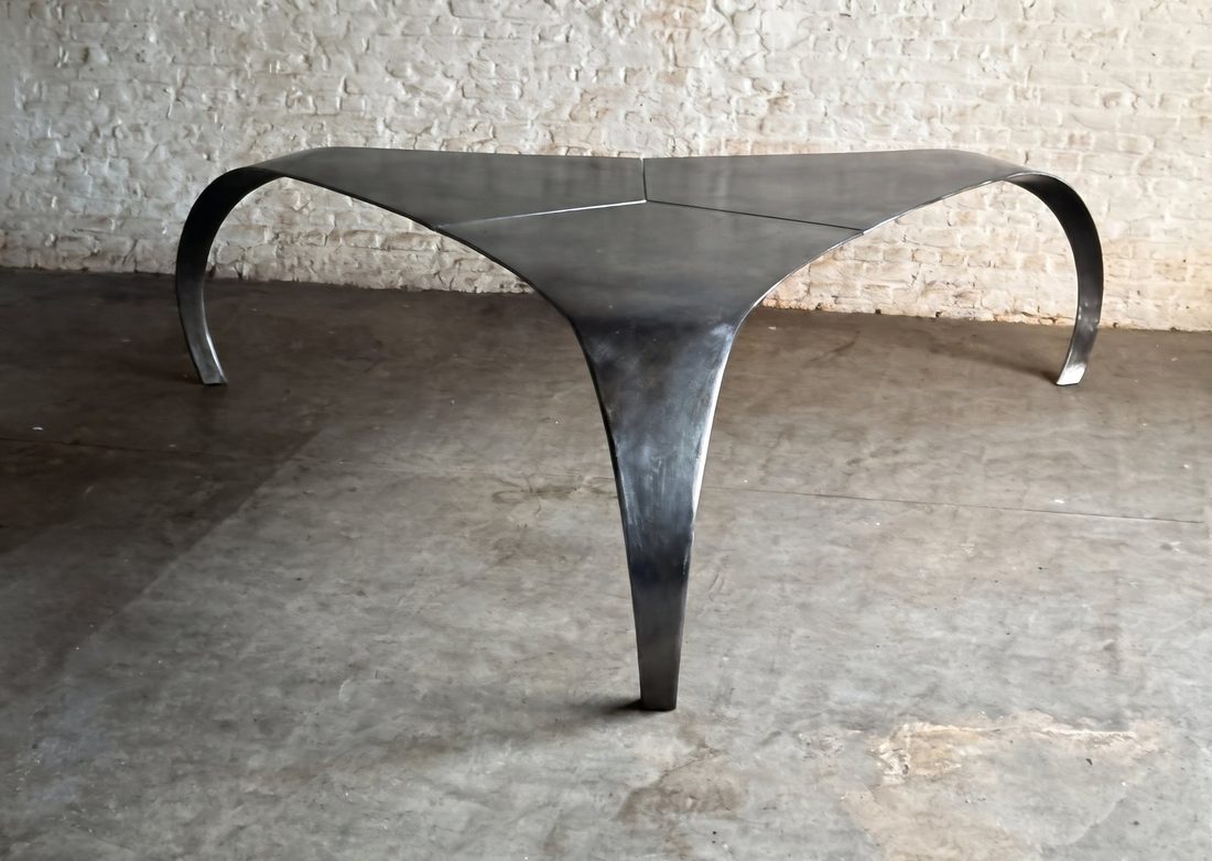 La table debout : plateau et trois pieds en ruban d'acier