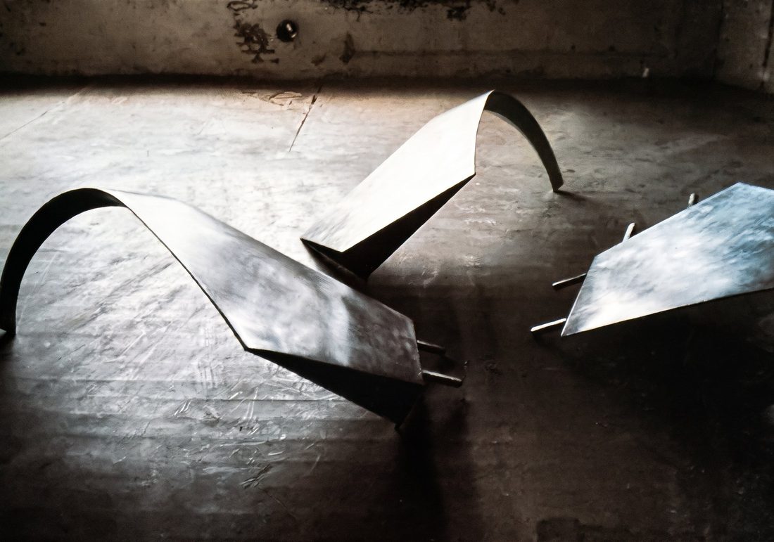 Éléments de la table posés au sol, tiges d'assemblage
