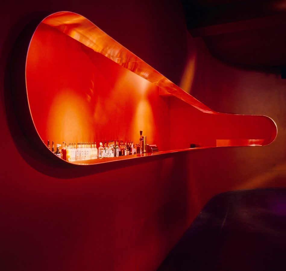 Niche à bouteilles laquée rouge