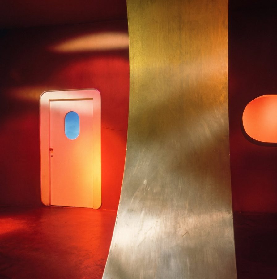Porte à hublot et paroi dorée